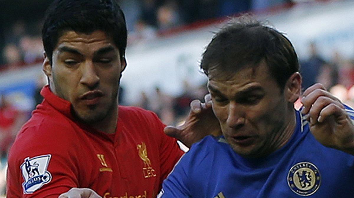 El moment de l’agressió del punta uruguaià al defensa serbi.