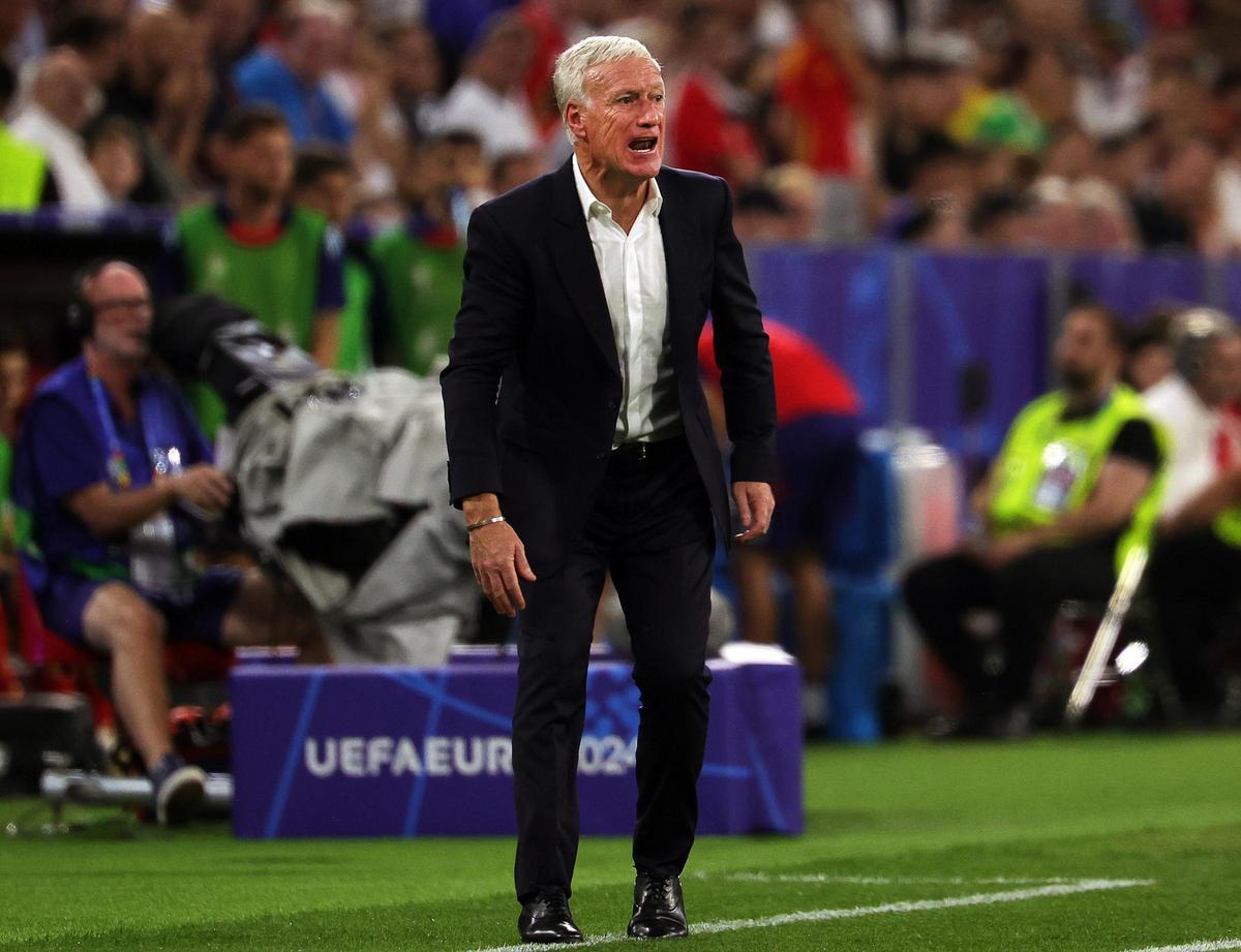 Archivo - Didier Deschamps da instrucciones durante un partido de la selección francesa