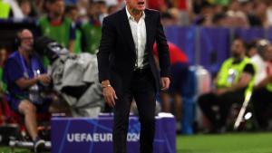 Archivo - Didier Deschamps da instrucciones durante un partido de la selección francesa