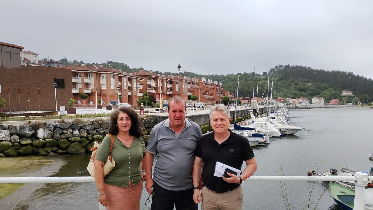 Por la izquierda, la teniente alcalde de Soto del Barco, Marian Flórez; el  director general de Pesca, Enrique Plaza, y el patrón mayor de la cofradía de La Arena, Marino Díaz.