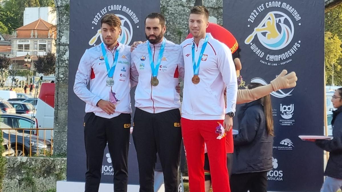 Diego Romero junto a Jaime Duro y el polaco Kaminski en el podio.