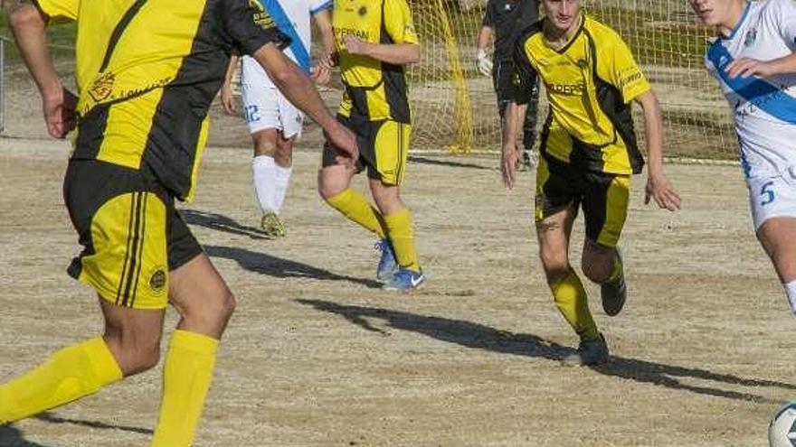 Dos futbolistas locales presionan a un rival, ayer en A Chaira. // C.P.