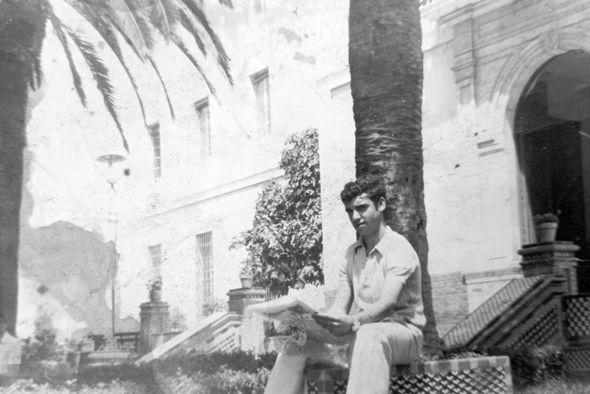 El joven Domingo, cuando empezó a trabajar en el Colegio de los Jesuitas en los años 70.