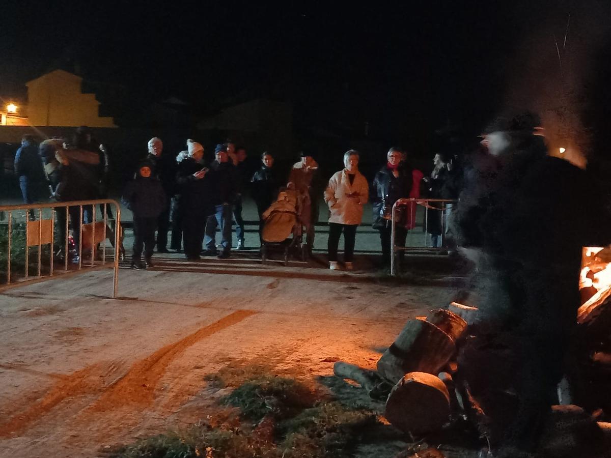 En imágenes | Los barrios de Casablanca y San Juan de Mozarrifar prenden sus hogueras de San Antón