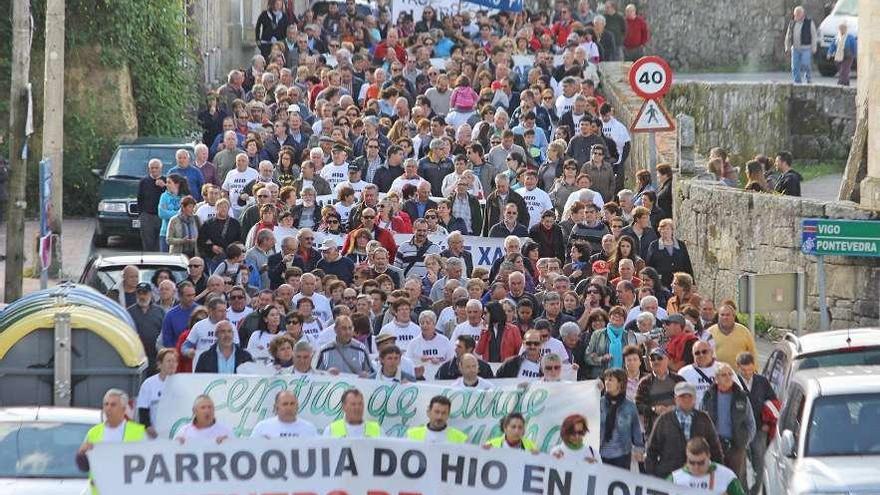 Cabecera de la manifestación que salió del atrio de la iglesia de O Hío.  // Santos Álvarez