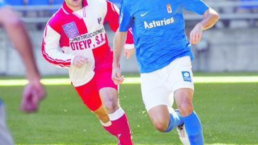 El debutante con el Oviedo B David González, perseguido por Borja Argüelles.