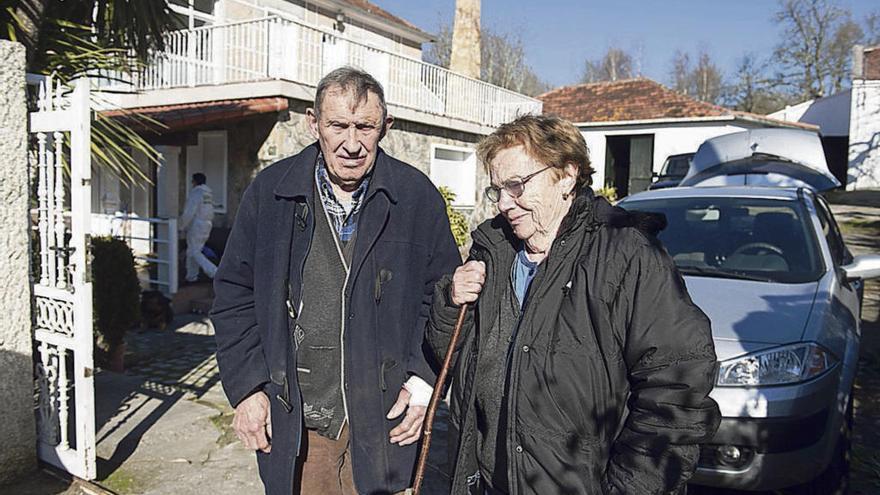 Ramón Rodríguez y Adoración Vibe, ayer, frente a su casa en Allariz. // Brais Lorenzo