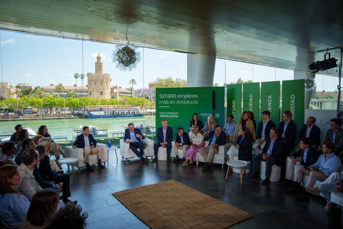 Juanma Moreno durante su encuentro con Founders Andalucía
