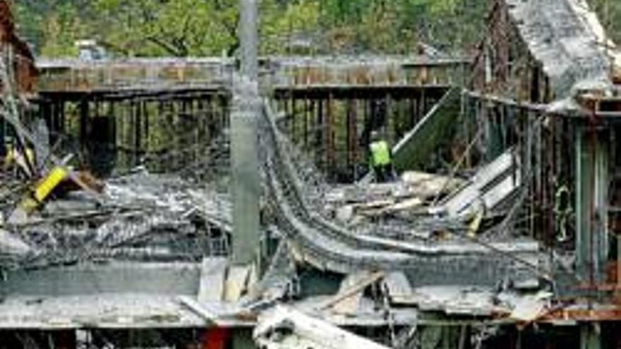 Un muerto y tres heridos al caerse un edificio en obras