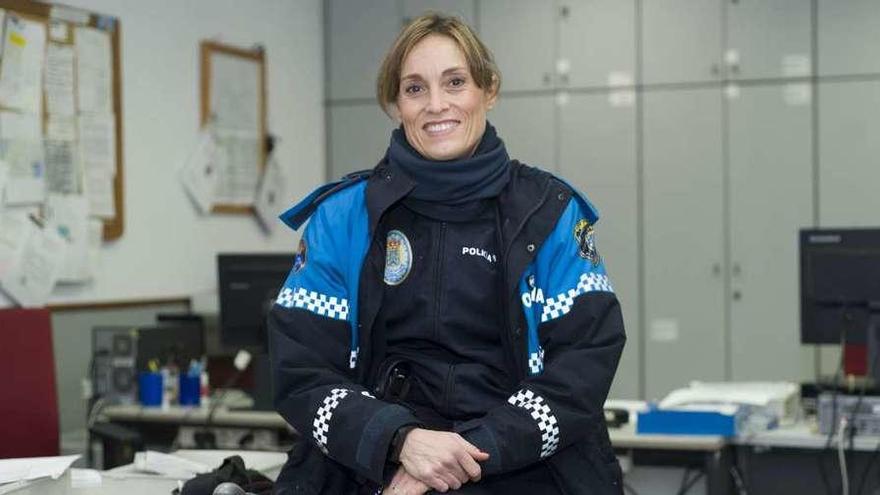 La agente Susana Catalán en la comisaría donde trabaja como policía local.