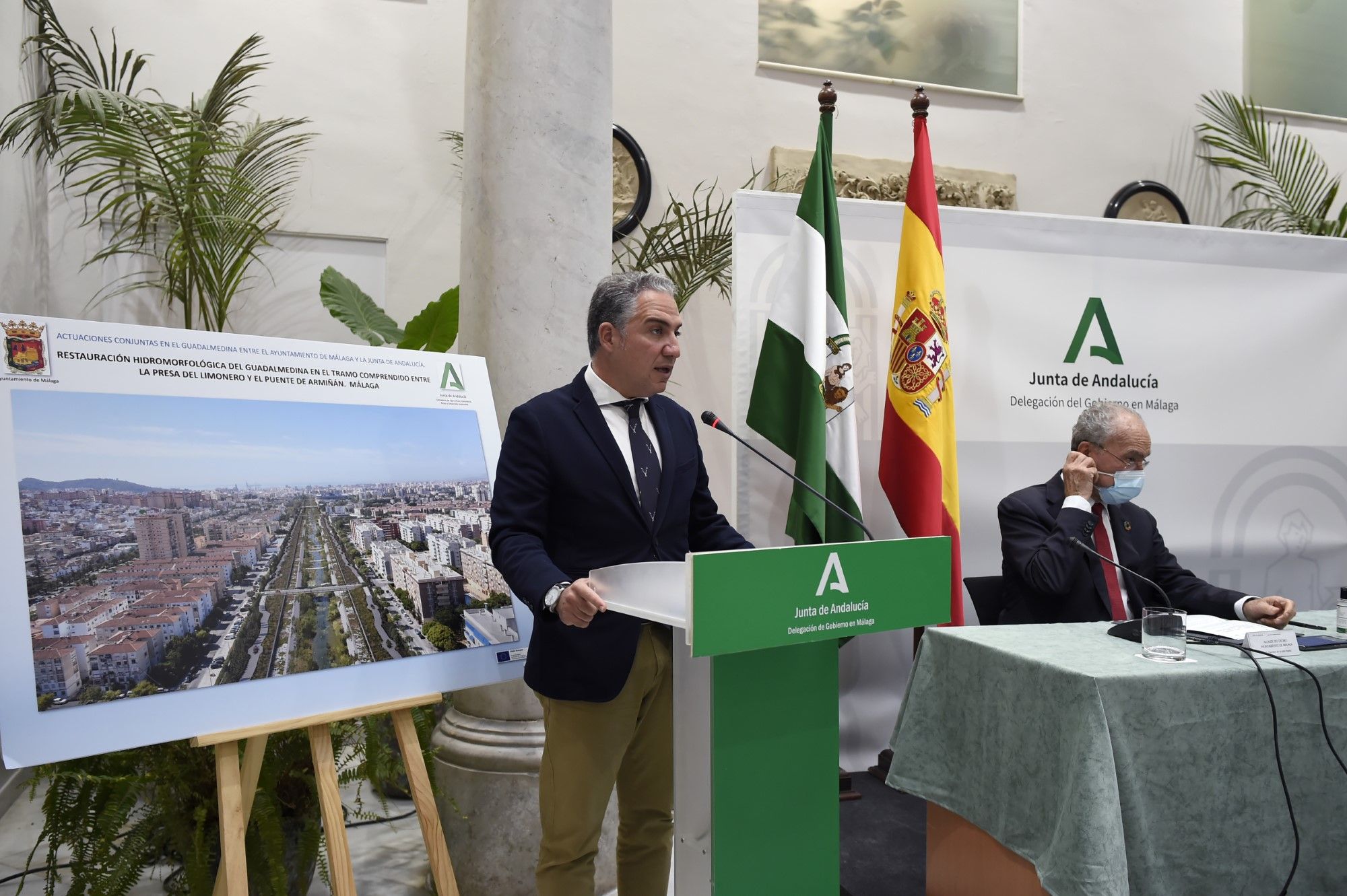 Firma del convenio para la restauración del cauce del río Guadalmedina en Málaga