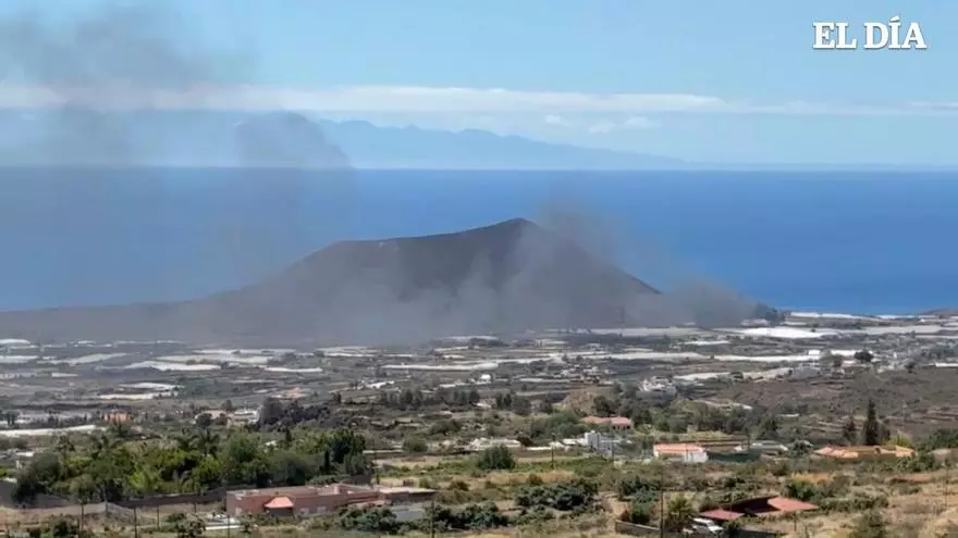 Una columna de humo negro sorprende a los conductores de la TF-1 a la altura del municipio de Güímar
