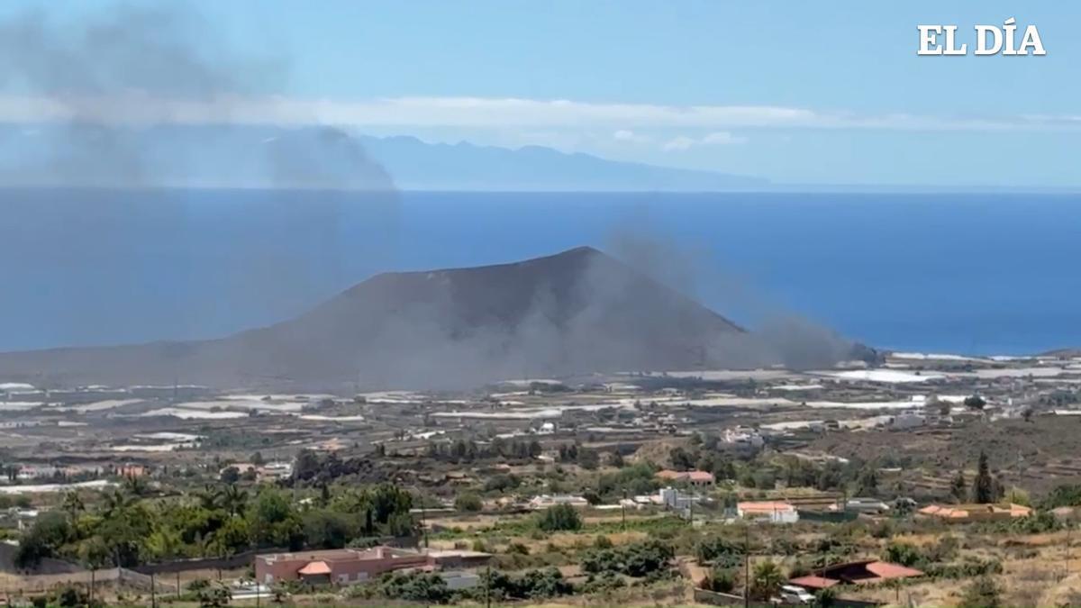 Una columna de humo negro sorprende a los conductores de la TF-1 a la altura del municipio de Güímar