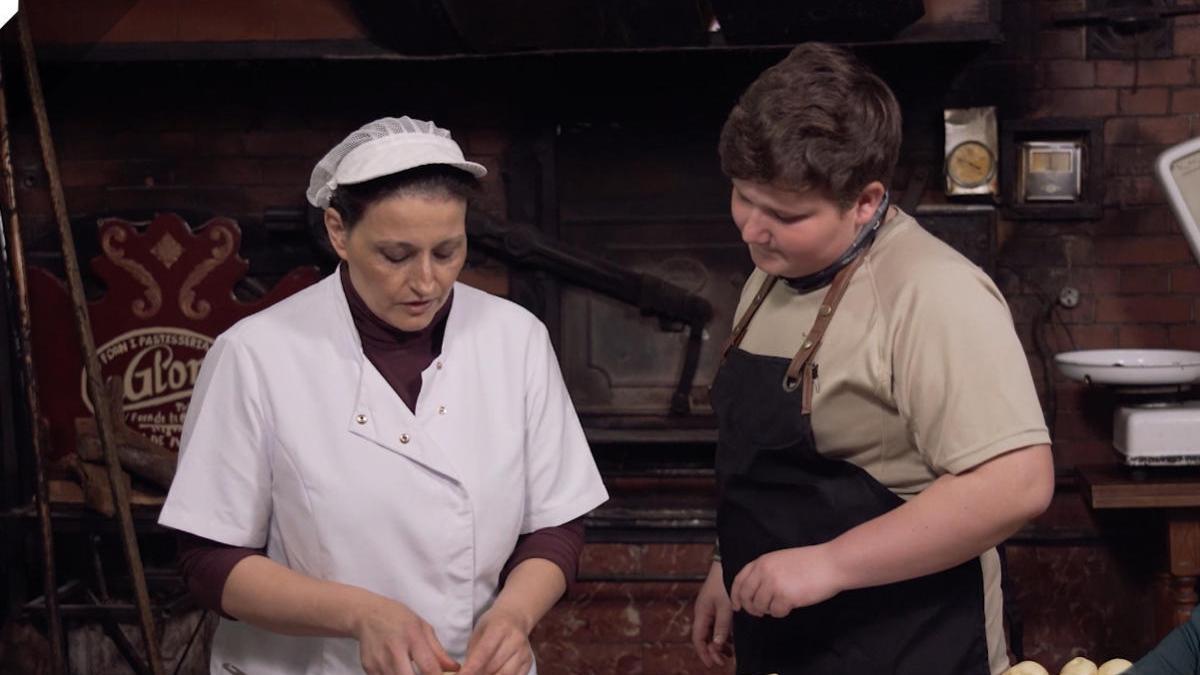 Miquel Montoro elabora &#039;panades&#039; con la pastelera Xisca Camps del Forn de la GlÃ²ria de Palma.