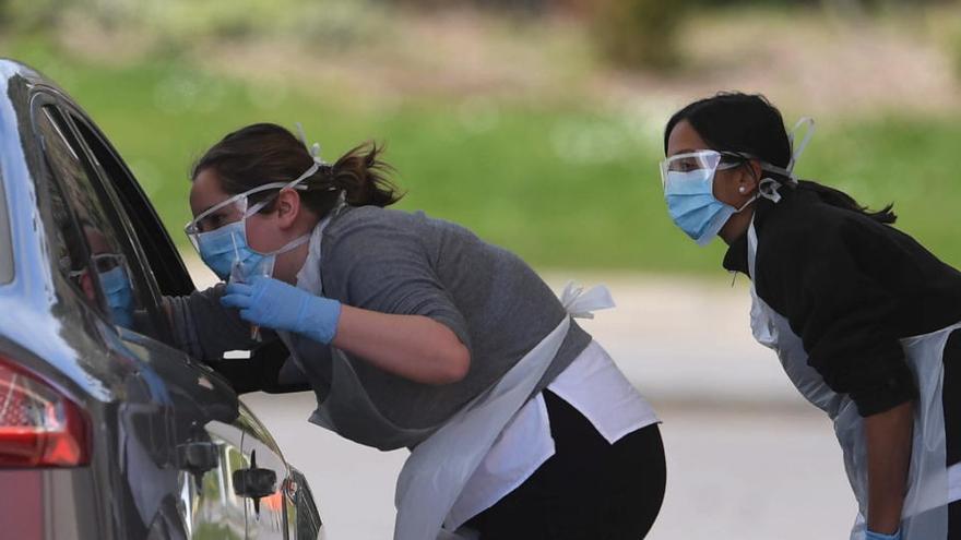 Profesionales sanitarios realizan test desde el coche.