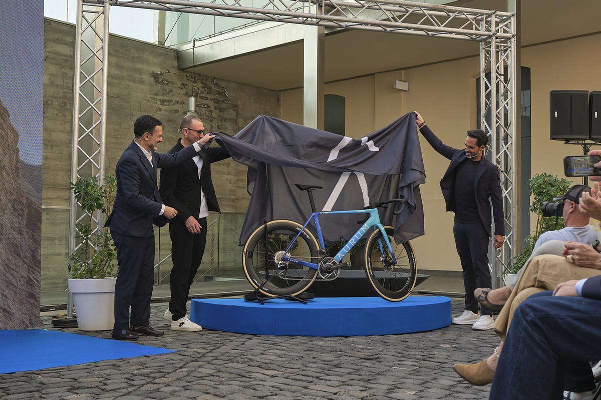 Lope Afonso, Ivan Basso y Alberto Contador, descubriendo la Aurum Magma Tenerife