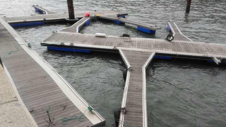 Los golpes de mar dejan tres chalanas destrozadas en Tazones