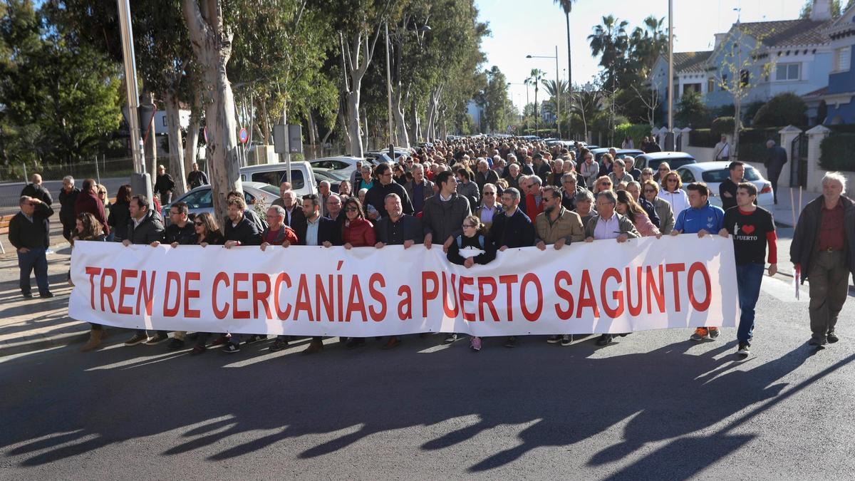 Manifestación hace poco más de 5 años para exigir la conexión ferroviario del Port de Sagunt.