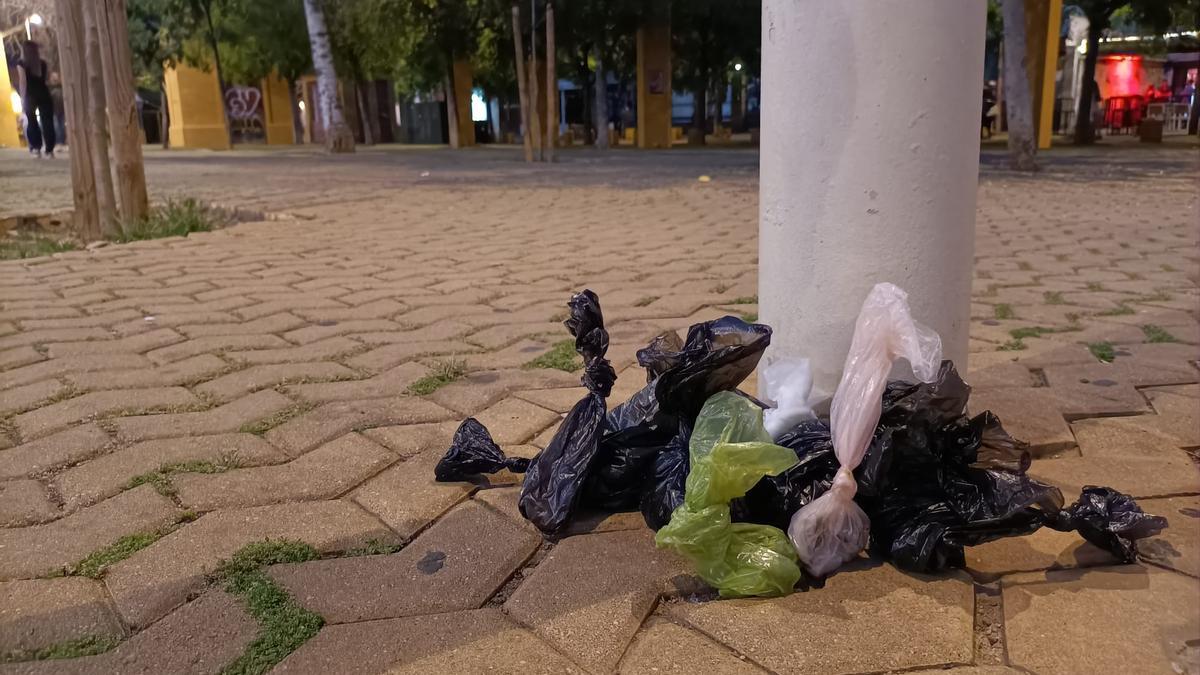 Bolsas de excrementos tiradas donde antes había una papelera