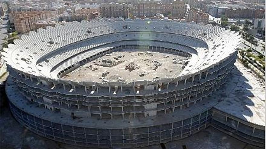 Imagen del esqueleto del nuevo estadio del Valencia con las obras paradas.