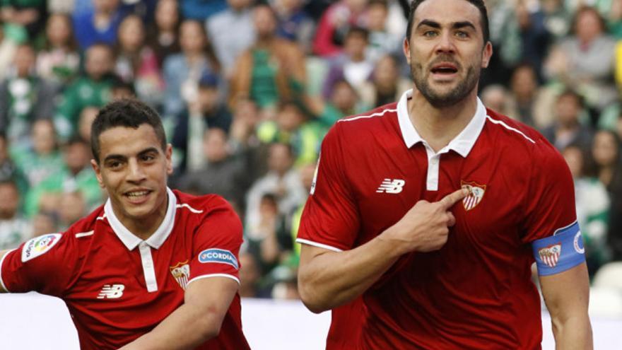 Iborra celebra un gol con la camiseta del Sevilla. / Manuel Gómez