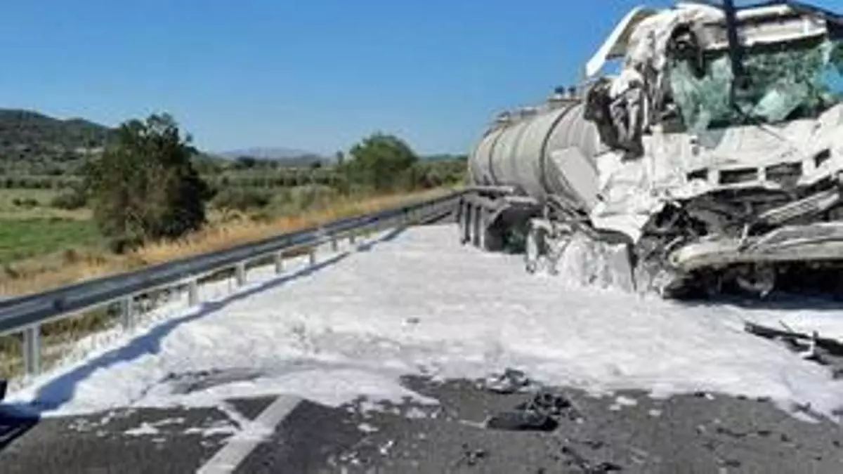 Un choque entre dos camiones provoca una fuga química y obliga a cortar la AP7 en Ulldecona