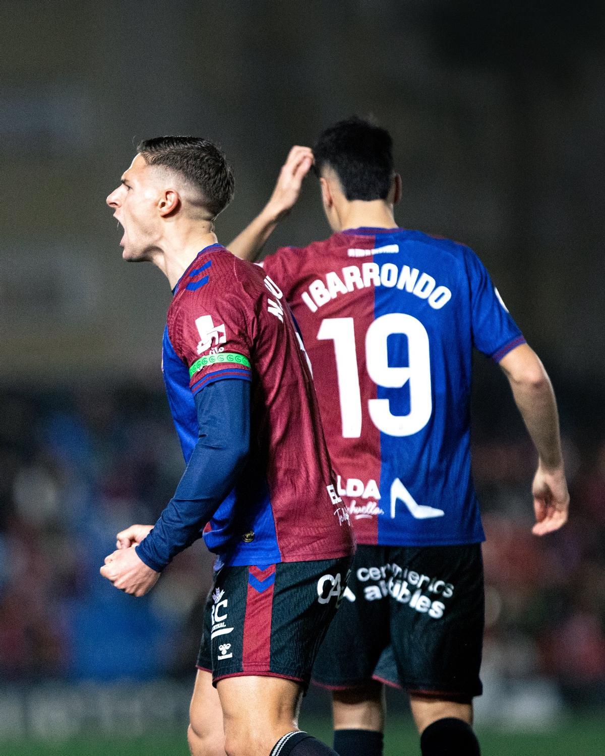 Nacho Quintana festeja el primero de sus dos goles, anoche, en el Nuevo Pepico Amat, frente al líder.