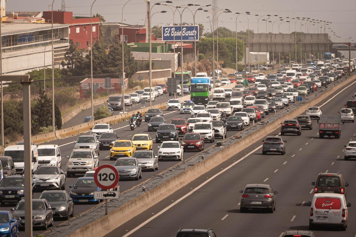 La autopista TF-5 colapsada en sentido norte