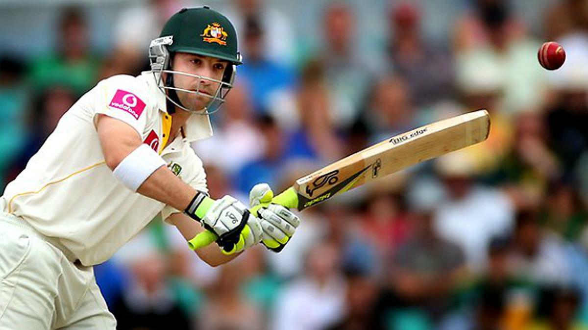 Phillip Hughes rep l’impacte d’una pilota en un partit de criquet.