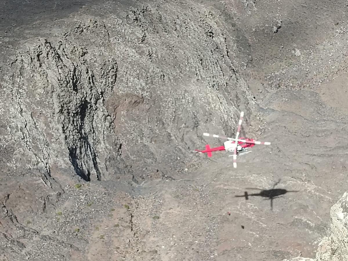 El helicóptero del GES durante el rescate en el Risco de Famara este sábado.