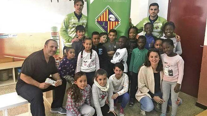 Barrón y Quintela posan con alumnos del Colegio Verge de Lluc.