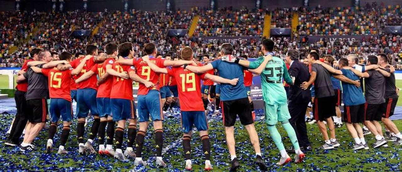 Corrillo de celebración de la selección española sobre el césped del estadio Friuli . // Alberto Lingria