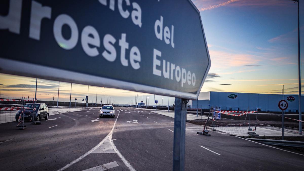 Rotonda de entrada a la plataforma logistica del Suroeste Europeo en Badajoz.