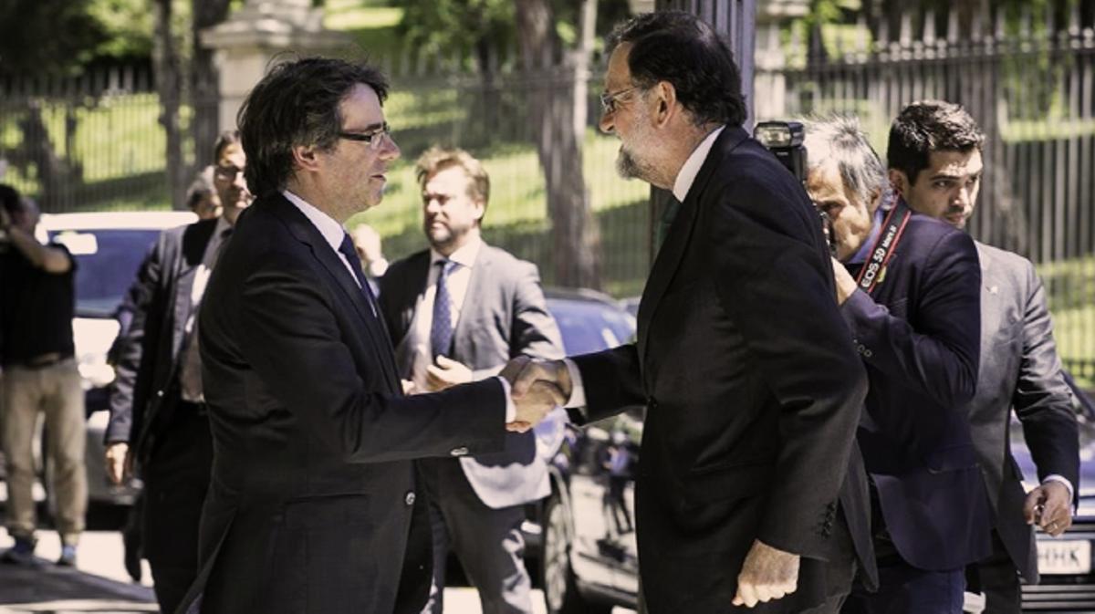 Tensa trobada entre Puigdemont i Rajoy a l’Automobile Barcelona.