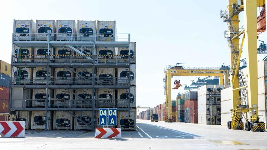 Contenedores refrigerados apilados en una terminal del puerto de València. | LEVANTE-EMV