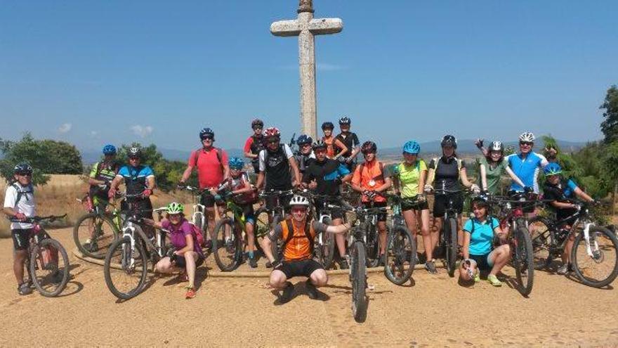 L&#039;expedició d&#039;alumnes, mestres i pares de l&#039;escola Vedruna al costat d&#039;una creu en el camí de Sant Jaume