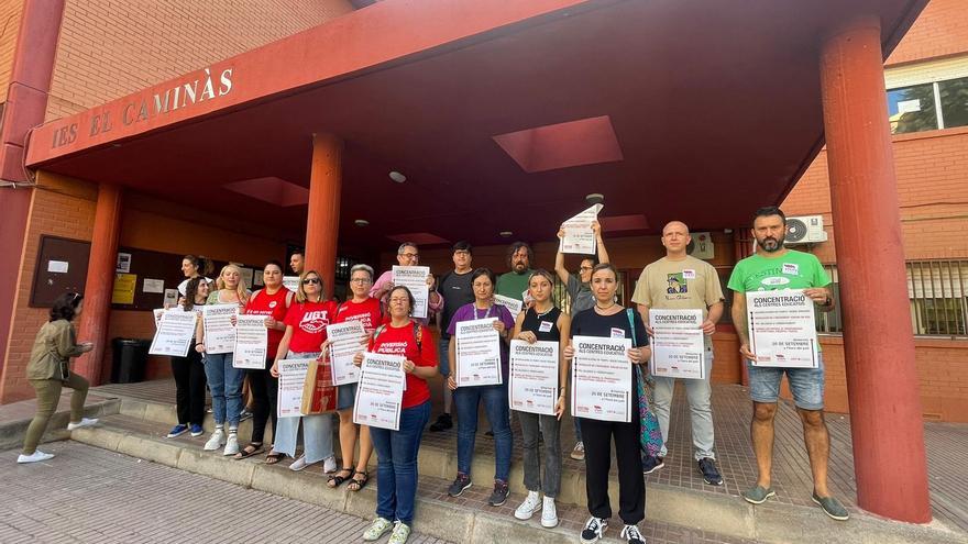 Cientos de profesores protestan en los centros educativos por el &quot;caos&quot; en las adjudicaciones docentes