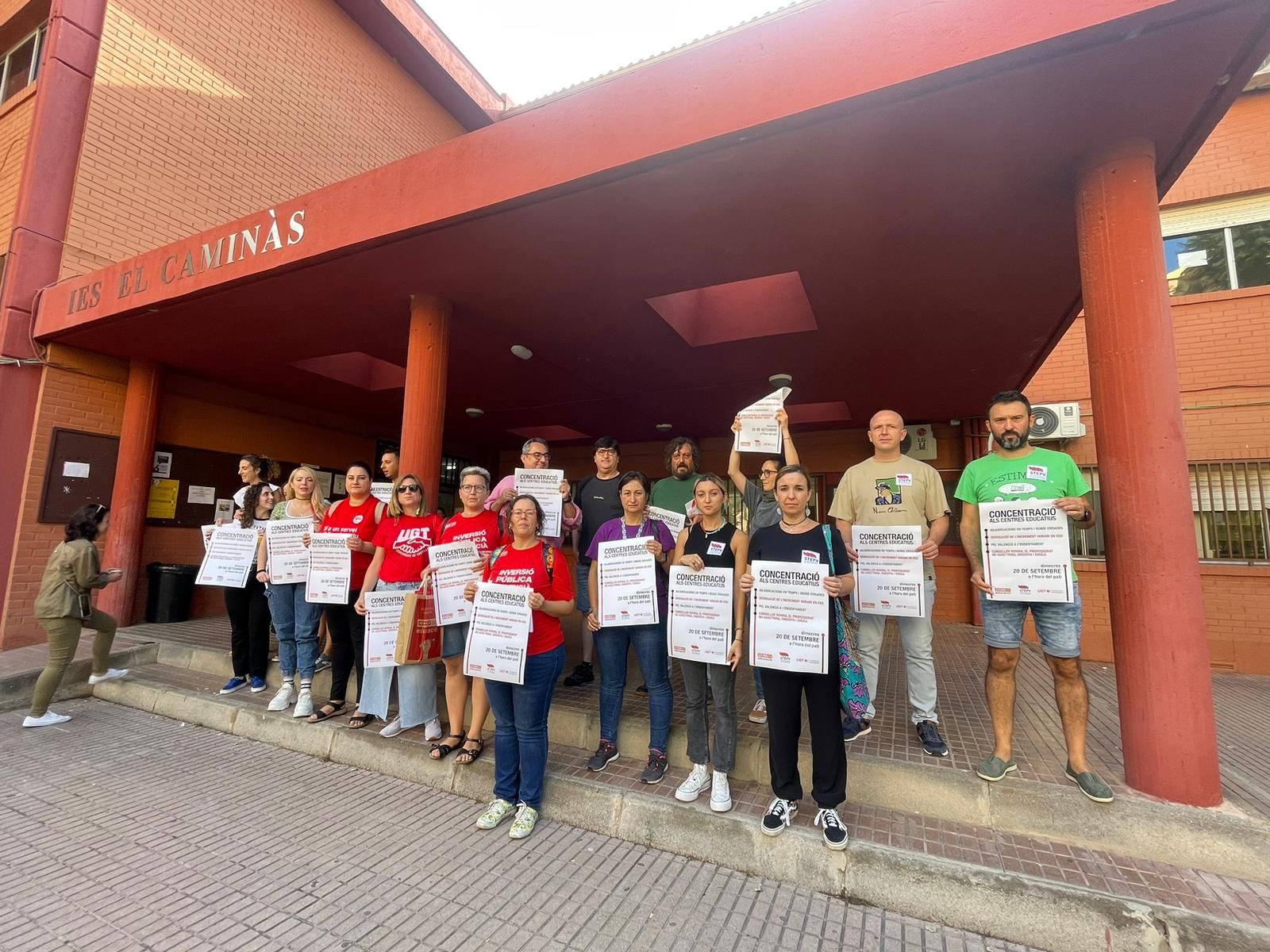 Cientos de profesores protestan en los centros educativos por el "caos" en las adjudicaciones docentes