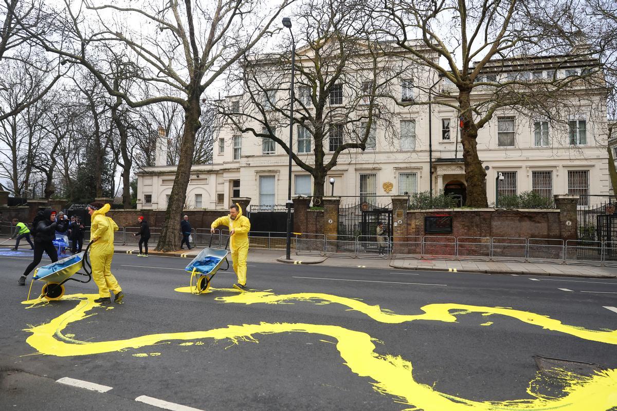 Activistas pintan la bandera de Ucrania frente a la embajada rusa en Londres