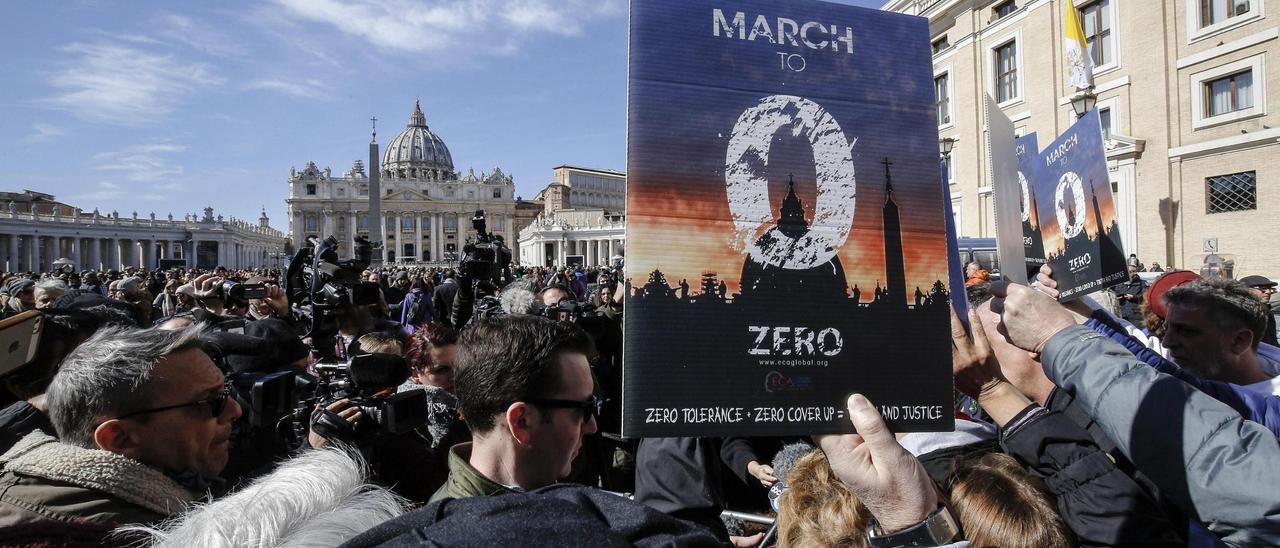Activistas protestan frente al Vaticano en la cumbre de la Iglesia en 2019 sobre los casos de abusos sexuales