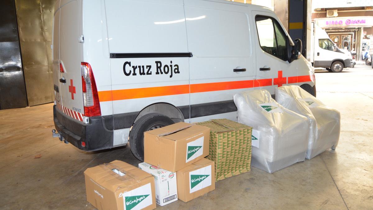 Un furgoneta de la Cruz Roja preparada para cargar los productos