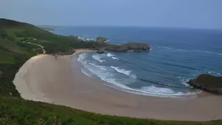 Parece el Caribe pero es Asturias: arena blanca, aguas turquesas y entorno salvaje