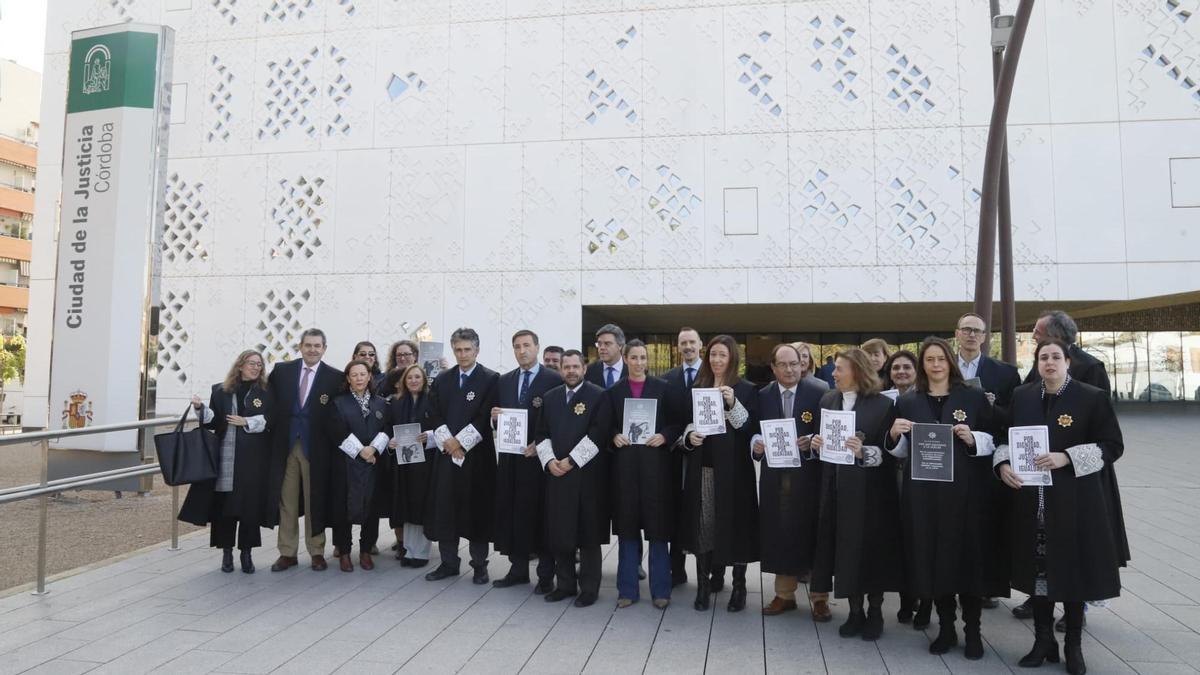 Concentración de buena parte de los letrados judiciales de Córdoba capital, frente a la Ciudad de la Justicia.