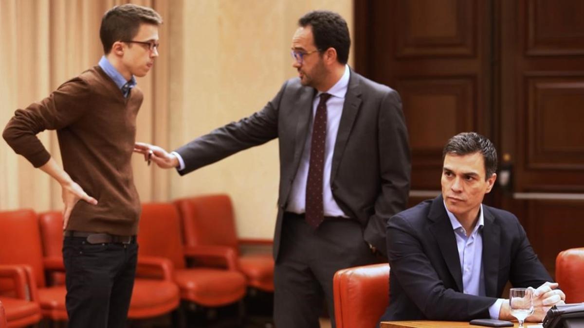 Íñigo Errejón conversa con su homólogo socialista, Antonio Hernando, tras Pedro Sánchez, en la legislatura pasada.