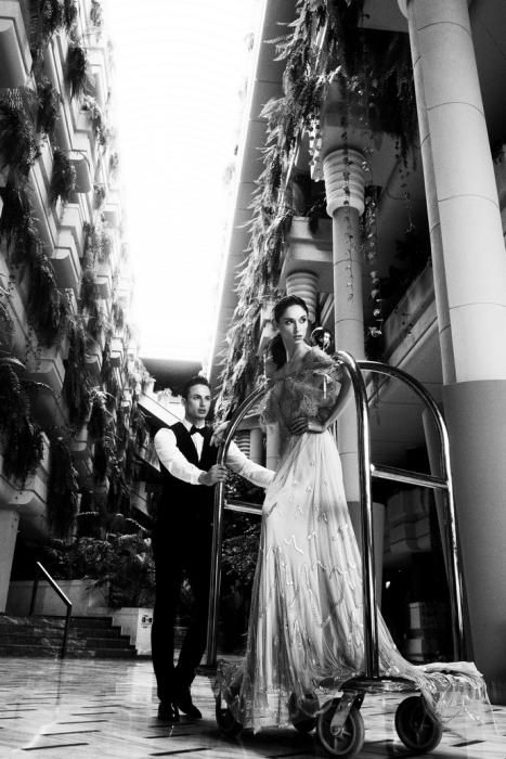 Hall con vistas.-La modelo luce vestido de la firma Marcos & María en seda y pedrería; y el modelo viste un smoking sin chaqueta de la boutique Roes. Ambos se divierten en el hall de acceso del Arona Gran Hotel, en Los Cristianos (Tenerife).