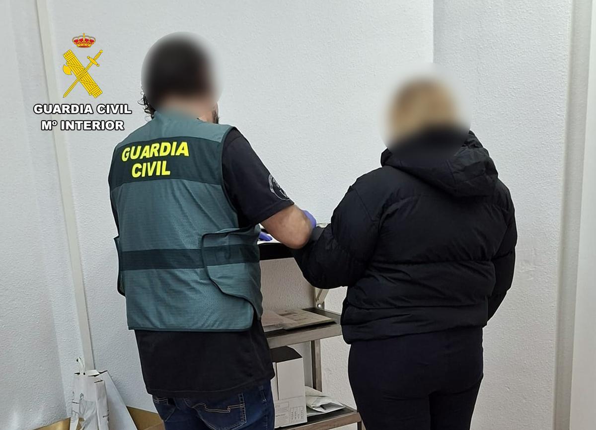 Una de las detenidas durante la operación anti droga en Los Alcázares