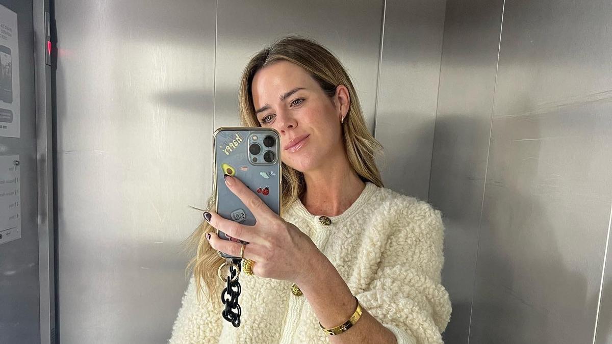 Amelia Bono con chaqueta con botones joya en Instagram