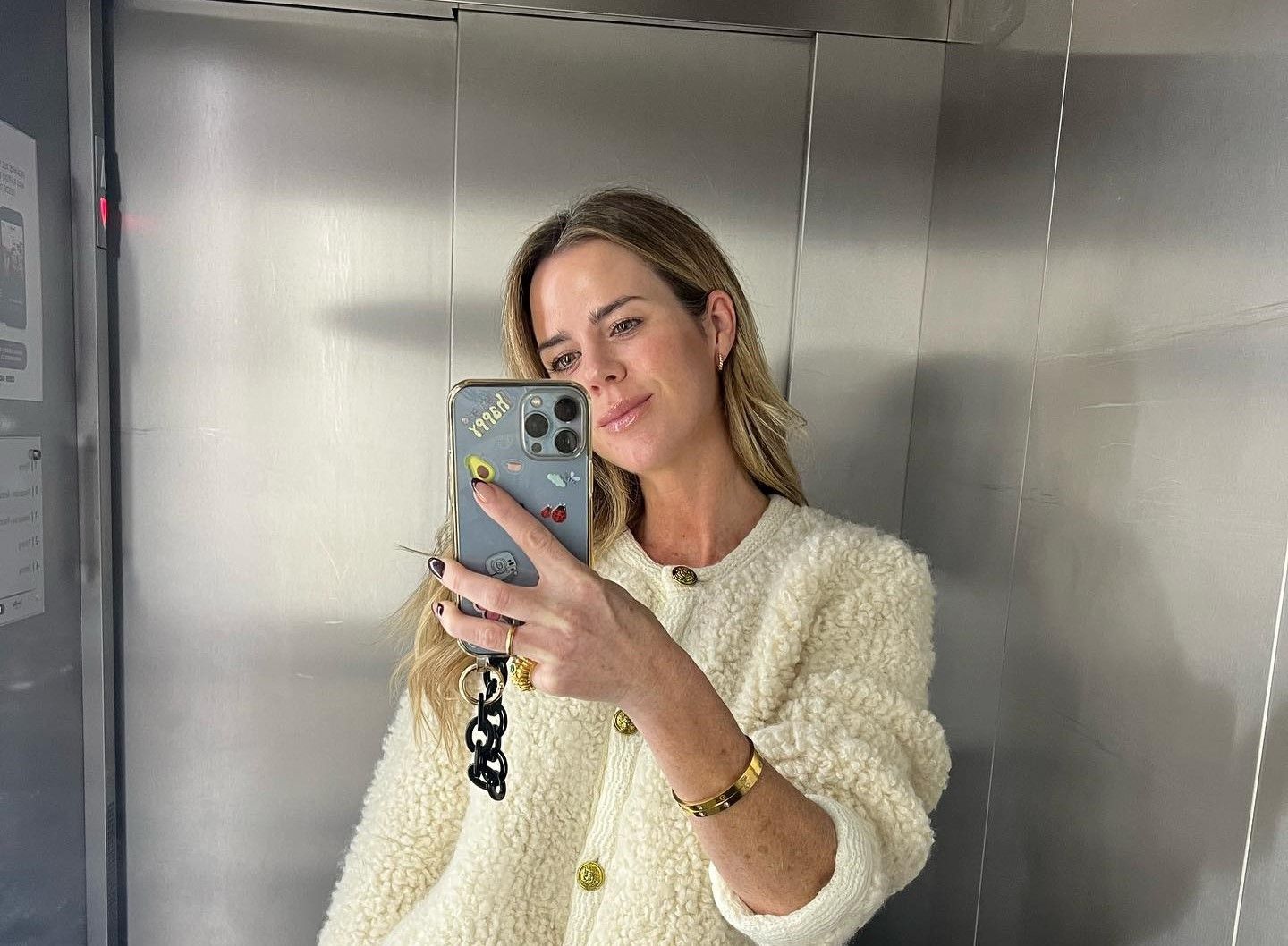 Amelia Bono con chaqueta con botones joya en Instagram