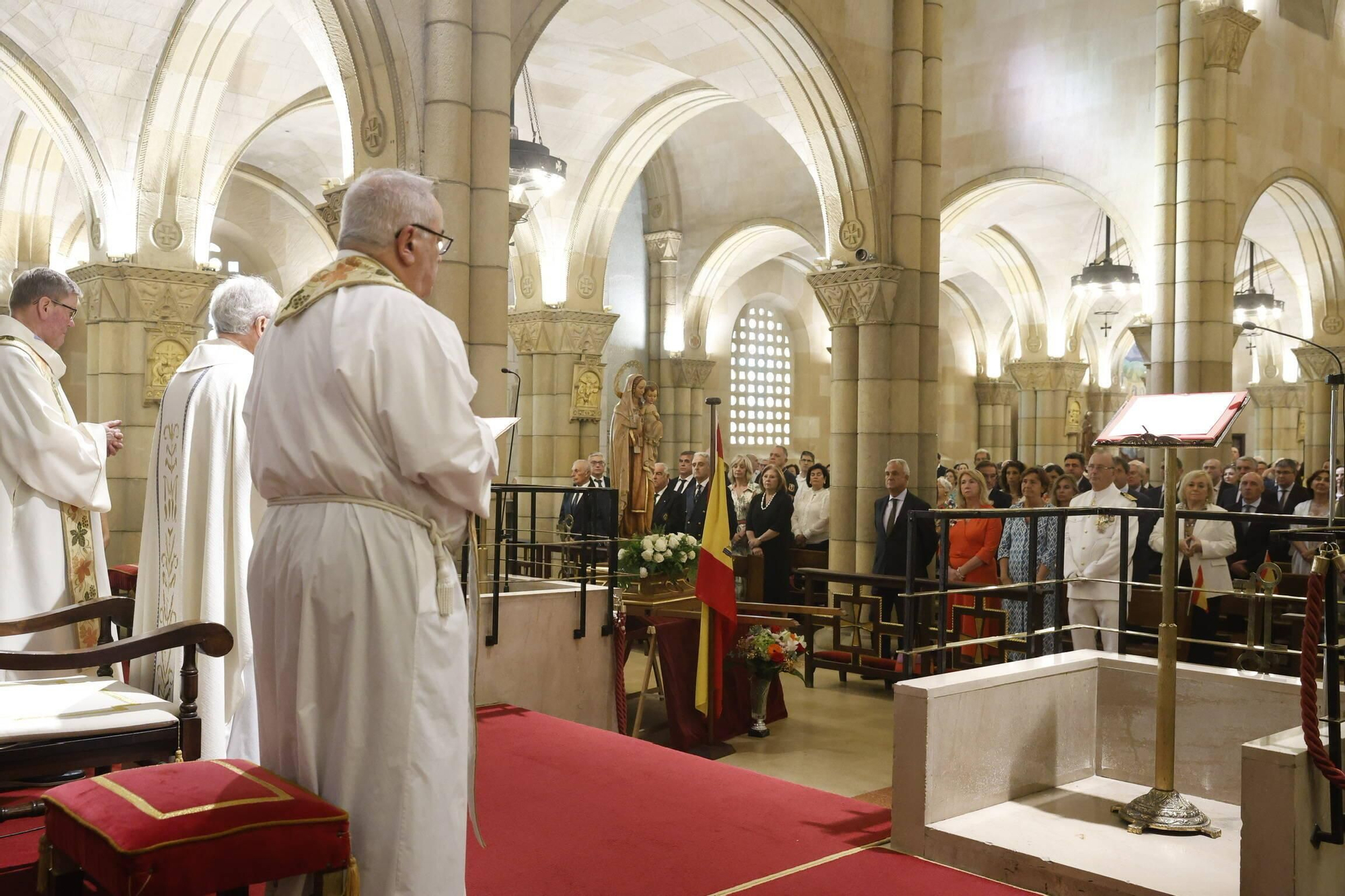 La misa con la Armada y la ofrenda floral del Carmen en Gijón, en imágenes