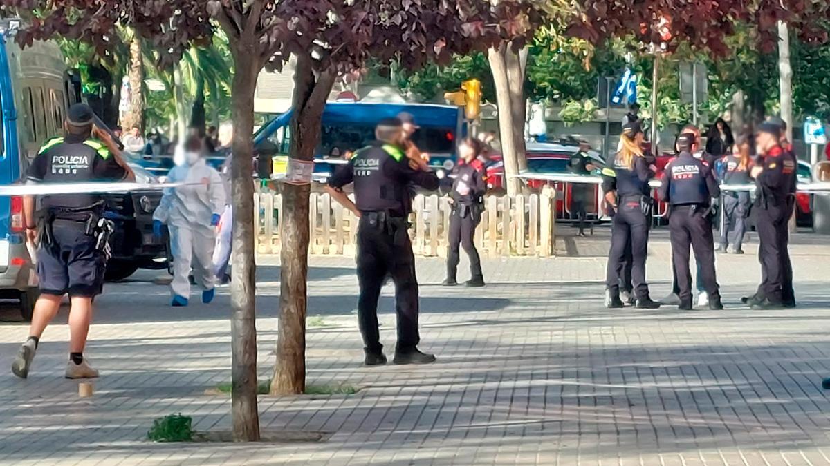 Mossos dEsquadra y Policía Científica investigan en el lugar del tiroteo que ha dejado un muerto en Sant Martí.